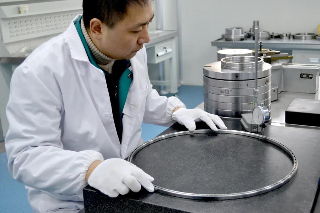 洛陽彙(hui)工研制(zhi)出大型(xíng)不鏽鋼(gāng)薄壁軸(zhóu)承