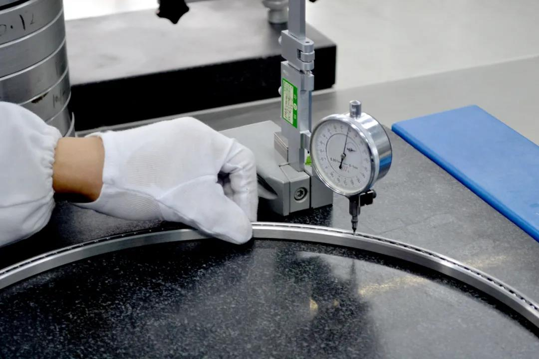 洛陽(yang)彙工研(yan)制出大(da)型不鏽(xiu)鋼薄壁(bì)軸承